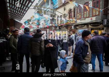 Gaziantep, Turkiye. Die wichtigsten Märkte waren während des Ramadan mit Käufern im Zentrum von Gaziantep überfüllt. Der Austausch von Geschenken zwischen Familienmitgliedern und Verwandten sowie Spenden an Bedürftige sind wichtige Traditionen, die während des muslimischen Heiligen Monats, insbesondere während des Eid am Ende des Ramadan, beobachtet werden Stockfoto