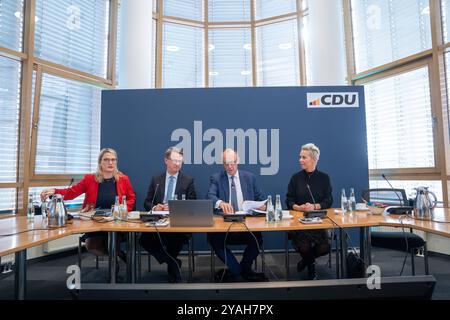 CDU Deutschlands - Bundesvorstandssitzung - Christina Stumpp, stellvertretende Generalsekretärin, Carsten Linnemann, Generalsekretär, Friedrich Merz, Bundesvorsitzender und Kanzlerkandidat, Silvia Breher, stellvertretende Bundesvorsitzende von linksCDU Deutschlands - Bundesvorstandssitzung -, Berlin Berlin Deutschland Konrad-Adenauer-Haus *** CDU Deutschlands Bundesvorstandssitzung Christina Stumpp, Stellvertretende Generalsekretärin, Carsten Linnemann, Generalsekretär Friedrich Merz, Bundesvorsitzende und Kanzlerkandidatin Silvia Breher, stellvertretende Bundesvorsitzende der linken CDU Deutschlands BU Stockfoto