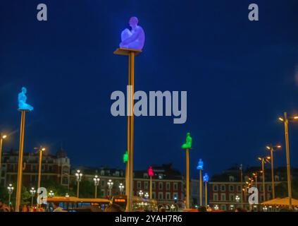 09-01-2022 Nizza FR einige bunte Figuren auf den Pfählen in der Innenstadt von Nizza auf dem Place Massena in der Dämmerung. Vielleicht diese Figuren aus Yoga-Posen Stockfoto