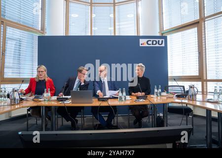 CDU Deutschlands - Bundesvorstandssitzung - Christina Stumpp, stellvertretende Generalsekretärin, Carsten Linnemann, Generalsekretär, Friedrich Merz, Bundesvorsitzender und Kanzlerkandidat, Silvia Breher, stellvertretende Bundesvorsitzende von linksCDU Deutschlands - Bundesvorstandssitzung -, Berlin Berlin Deutschland Konrad-Adenauer-Haus *** CDU Deutschlands Bundesvorstandssitzung Christina Stumpp, Stellvertretende Generalsekretärin, Carsten Linnemann, Generalsekretär Friedrich Merz, Bundesvorsitzende und Kanzlerkandidatin Silvia Breher, stellvertretende Bundesvorsitzende der linken CDU Deutschlands BU Stockfoto