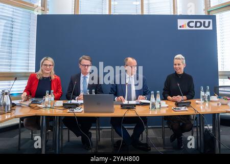 CDU Deutschlands - Bundesvorstandssitzung - Christina Stumpp, stellvertretende Generalsekretärin, Carsten Linnemann, Generalsekretär, Friedrich Merz, Bundesvorsitzender und Kanzlerkandidat, Silvia Breher, stellvertretende Bundesvorsitzende von linksCDU Deutschlands - Bundesvorstandssitzung -, Berlin Berlin Deutschland Konrad-Adenauer-Haus *** CDU Deutschlands Bundesvorstandssitzung Christina Stumpp, Stellvertretende Generalsekretärin, Carsten Linnemann, Generalsekretär Friedrich Merz, Bundesvorsitzende und Kanzlerkandidatin Silvia Breher, stellvertretende Bundesvorsitzende der linken CDU Deutschlands BU Stockfoto