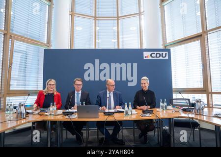 CDU Deutschlands - Bundesvorstandssitzung - Christina Stumpp, stellvertretende Generalsekretärin, Carsten Linnemann, Generalsekretär, Friedrich Merz, Bundesvorsitzender und Kanzlerkandidat, Silvia Breher, stellvertretende Bundesvorsitzende von linksCDU Deutschlands - Bundesvorstandssitzung -, Berlin Berlin Deutschland Konrad-Adenauer-Haus *** CDU Deutschlands Bundesvorstandssitzung Christina Stumpp, Stellvertretende Generalsekretärin, Carsten Linnemann, Generalsekretär Friedrich Merz, Bundesvorsitzende und Kanzlerkandidatin Silvia Breher, stellvertretende Bundesvorsitzende der linken CDU Deutschlands BU Stockfoto