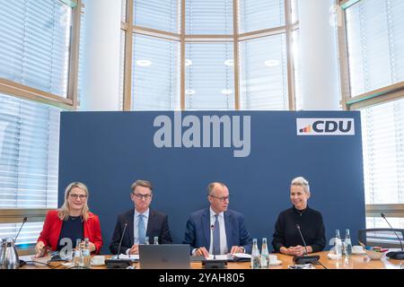 CDU Deutschlands - Bundesvorstandssitzung - Christina Stumpp, stellvertretende Generalsekretärin, Carsten Linnemann, Generalsekretär, Friedrich Merz, Bundesvorsitzender und Kanzlerkandidat, Silvia Breher, stellvertretende Bundesvorsitzende von linksCDU Deutschlands - Bundesvorstandssitzung -, Berlin Berlin Deutschland Konrad-Adenauer-Haus *** CDU Deutschlands Bundesvorstandssitzung Christina Stumpp, Stellvertretende Generalsekretärin, Carsten Linnemann, Generalsekretär Friedrich Merz, Bundesvorsitzende und Kanzlerkandidatin Silvia Breher, stellvertretende Bundesvorsitzende der linken CDU Deutschlands BU Stockfoto