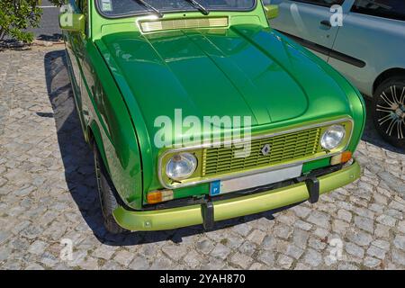 der grüne renault 4 parkt auf einer kopfsteingepflasterten Straße und zeigt sein klassisches Design und seine lebhafte Lackierung Stockfoto