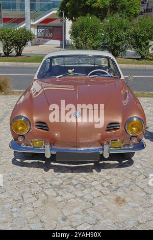 Der restaurierte volkswagen karmann ghia steht auf einer Kopfsteinpflasterstraße Stockfoto