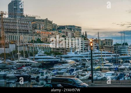 Kleine Boote, mittlere Yachten und große Yachten über Monte Carlo im Fürstentum Monaco und die Gebäude von Monte Carlo umfassen Kasinos in der Entfernung Stockfoto