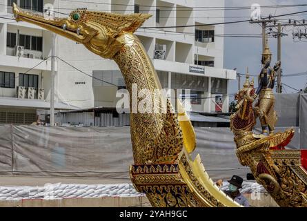 Bangkok, Thailand. Oktober 2024. Ein Beamter des Department of Fine Arts malt den königlichen Lastkahn auf der Royal Thai Naval Dockyard in Bangkok. Die Zeremonie der königlichen Barge-Prozession findet am 27. Oktober am Chao Phraya River statt, um dem buddhistischen Mönch die Königliche Kathine oder die Roben zu überreichen, oder die königliche Kathin-buddhistische Ritualzeremonie. Quelle: SOPA Images Limited/Alamy Live News Stockfoto