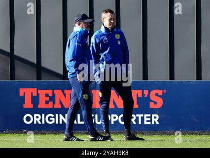 Schottland-Manager Steve Clarke (links) während eines Trainings bei Lesser Hampden, Glasgow. Bilddatum: Montag, 14. Oktober 2024. Stockfoto