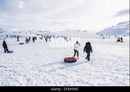 Die Menschen entspannen sich und Rollen die Rutsche auf Tubing im Winter in der Natur in den Bergen Kasachstans herunter. Shymkent, Kasachstan - 27. Januar 2024 Stockfoto