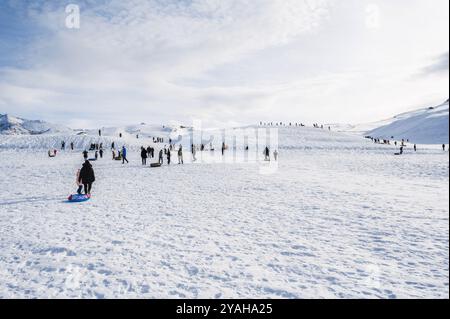 Die Menschen entspannen sich und Rollen die Rutsche auf Tubing im Winter in der Natur in den Bergen Kasachstans herunter. Shymkent, Kasachstan - 27. Januar 2024 Stockfoto