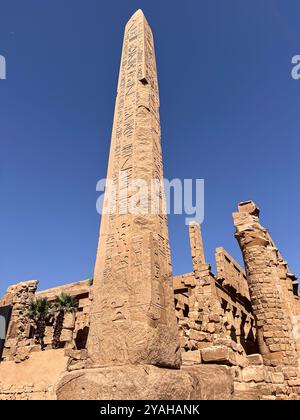 Dieses Bild zeigt den hoch aufragenden antiken Obelisken am Tempel in Luxor, Ägypten, mit detaillierten Hieroglyphen auf seiner Oberfläche. Der Obelisk stan Stockfoto
