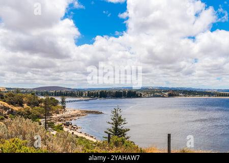 Erleben Sie die Küste der Bucht von der Granite Island in Richtung Victor Harbor an einem Tag, South Australia Stockfoto