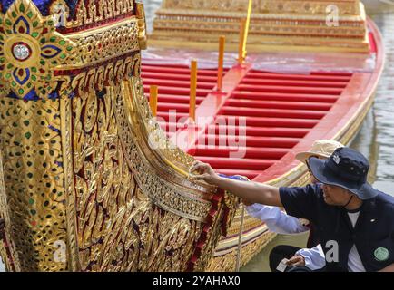 Ein Beamter des Department of Fine Arts malt den königlichen Lastkahn auf der Royal Thai Naval Dockyard in Bangkok. Die Zeremonie der königlichen Barge-Prozession findet am 27. Oktober am Chao Phraya River statt, um dem buddhistischen Mönch die Königliche Kathine oder die Roben zu überreichen, oder die königliche Kathin-buddhistische Ritualzeremonie. (Foto: Chaiwat Subprasom / SOPA Images/SIPA USA) Stockfoto