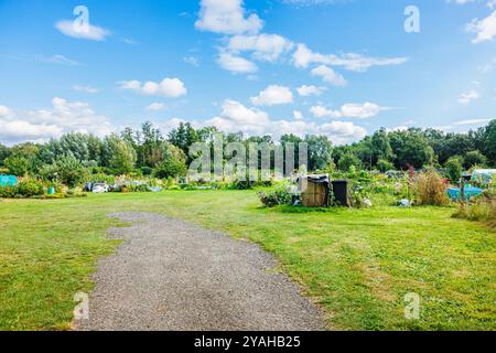 Compton Parish Gartments (Gemeindegärten), gegründet 1830, und Sheds in Compton, einem Dorf in Surrey, Südosten Englands Stockfoto