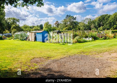 Compton Parish Gartments (Gemeindegärten), gegründet 1830, und Sheds in Compton, einem Dorf in Surrey, Südosten Englands Stockfoto