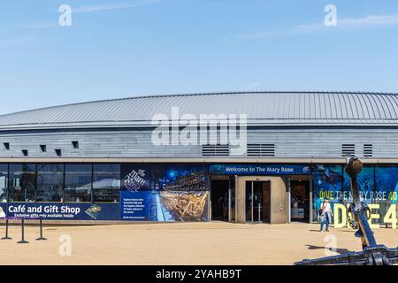 Der Eingang zum Museum in Portsmouth Historic Dockyard der Mary Rose, einer englischen Tudor-Marinekaracke von König Heinrich VIII., die im Solent versenkt wurde Stockfoto