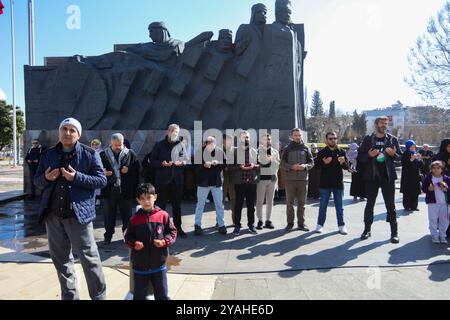 Gaziantep, Turkiye. 10. März 2024. In der südtürkischen Stadt Gaziantep wird ein Konvoi von fünf Lastwagen mit humanitärer Hilfe vorbereitet, der bereit ist, nach Gaza zu fahren. An der Veranstaltung nahmen der Gouverneur von Gaziantep, Kemal Ceber, die Bürgermeisterin von Gaziantep, Fatima Şahin, der ehemalige Justizminister und Vizepräsident der Partei für Justiz und Entwicklung, Abdulhamit Gül, sowie lokale Würdenträger und Unternehmer Teil. Andere Städte in Turkiye haben auch Konvois humanitärer Hilfe vorbereitet, die in den bombardierten Gazastreifen fliegen Stockfoto