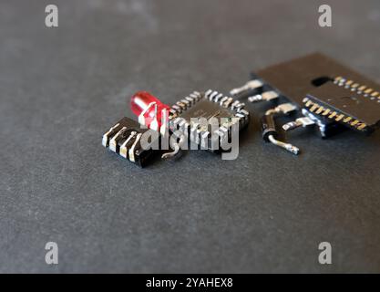 Halbleiterbauteile für das Recycling. Halbleiterelemente am Ende der Lebensdauer. S Stockfoto