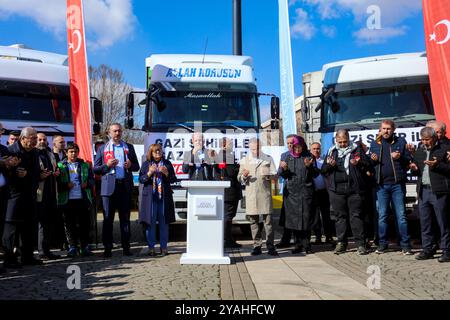 Gaziantep, Turkiye. 10. März 2024. In der südtürkischen Stadt Gaziantep wird ein Konvoi von fünf Lastwagen mit humanitärer Hilfe vorbereitet, der bereit ist, nach Gaza zu fahren. An der Veranstaltung nahmen der Gouverneur von Gaziantep, Kemal Ceber, die Bürgermeisterin von Gaziantep, Fatima Şahin, der ehemalige Justizminister und Vizepräsident der Partei für Justiz und Entwicklung, Abdulhamit Gül, sowie lokale Würdenträger und Unternehmer Teil. Andere Städte in Turkiye haben auch Konvois humanitärer Hilfe vorbereitet, die in den bombardierten Gazastreifen fliegen Stockfoto