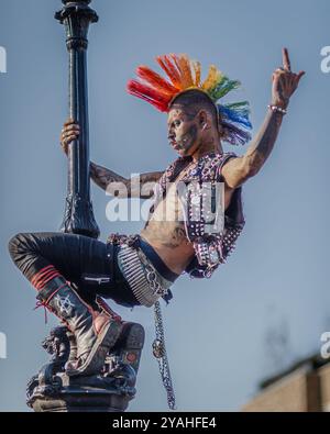 Zombie Punk posiert im Londoner Camden. Stockfoto