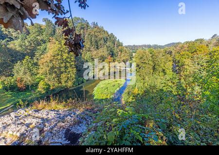 Blick auf die Donau vom Aussichtspunkt Amalienfelsen bei Sigmaringen tagsüber im Sommer Stockfoto