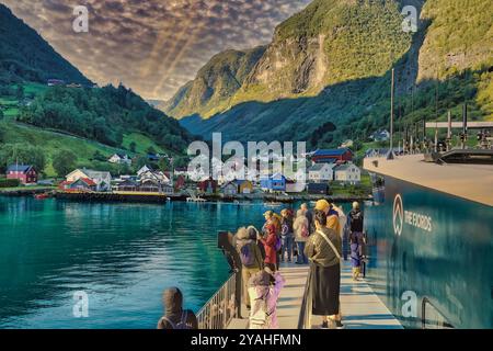 7. September 2024 Flam & Bergen, Norwegen Blick auf das farbenfrohe Undredal-Dorf unter spektakulären Morgenwolken, Touristen warten auf Andocken und verlassen das Dorf Stockfoto