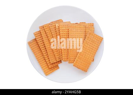 Waffeln mit Schokoladenüberzug. Waffelgruppe auf Keramikplatte. Belgisches Dessert. Isolieren auf weißem Hintergrund. Draufsicht. Stockfoto