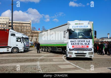 Gaziantep, Turkiye. 10. März 2024. In der südtürkischen Stadt Gaziantep wird ein Konvoi von fünf Lastwagen mit humanitärer Hilfe vorbereitet, der bereit ist, nach Gaza zu fahren. An der Veranstaltung nahmen der Gouverneur von Gaziantep, Kemal Ceber, die Bürgermeisterin von Gaziantep, Fatima Şahin, der ehemalige Justizminister und Vizepräsident der Partei für Justiz und Entwicklung, Abdulhamit Gül, sowie lokale Würdenträger und Unternehmer Teil. Andere Städte in Turkiye haben auch Konvois humanitärer Hilfe vorbereitet, die in den bombardierten Gazastreifen fliegen Stockfoto