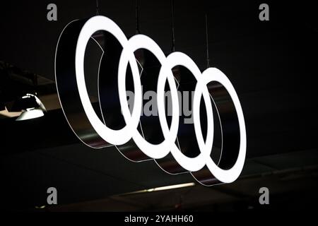 Paris, Frankreich. Oktober 2024. Das Logo von Audi ist am MEDIA Day auf der Paris Auto Show 2024 in Paris, Frankreich, am 14. Oktober 2024 zu sehen.Foto: Eliot Blondet/ABACAPRESS. COM Credit: Abaca Press/Alamy Live News Stockfoto