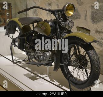 Spanischer Bürgerkrieg (1936-1939). Belagerung der Alcázar (21. Juli bis 27. September 1936). Harley-Davidson-Motorrad, Modell VD1935 Big Twing, 1200 ccm mit Beiwagen. Hergestellt im Jahr 1935. Als Folge der häufigen Stromwechsel während der Belagerung der Alcázar wurden diese Motorräder, die der Guardia Civil der Provinz Toledo gehörten, für den Betrieb der Übertragungsausrüstung verwendet. Armeemuseum. Toledo, Spanien. Stockfoto