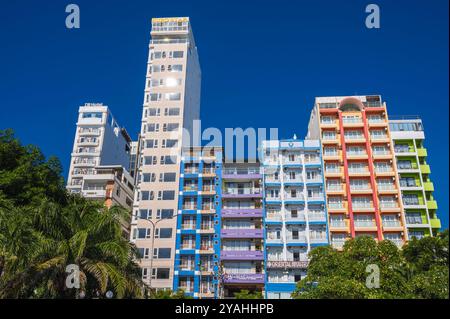 Fassaden von Hotelhochhäusern vor dem blauen Himmel in der Ferienstadt im Sommer. Nha Trang, Vietnam - 3. August 2024 Stockfoto
