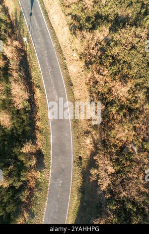 Bergstraße von einer Drohne in der Abenddämmerung gesehen, Luftbild. Herbstsaison Stockfoto