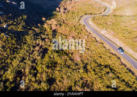 Bergstraße von einer Drohne bei Sonnenuntergang gesehen, Luftbild. Herbstsaison Stockfoto