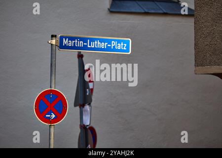 Straßenszene, Beschilderung und Architektur in Memmingen, Deutschland. Traditionelle Stadt, historische Szenen und Gebäude. Stockfoto