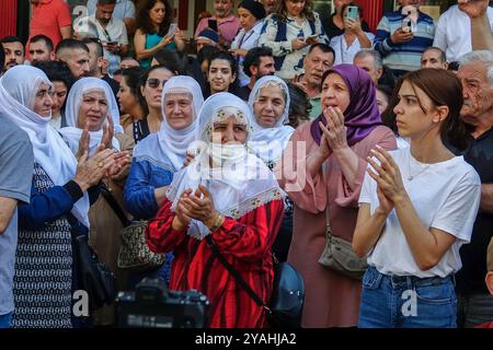 Kurdische Frauen, denen keine Kundgebung gestattet wurde und die in Diyarbakir von der Polizei blockiert wurden, werden mit Beifall gegen die Entscheidung protestieren. Kurdische politische Parteien und Organisationen durften in Diyarbakir keine „große Freiheitskundgebung“ zur Freilassung von Abdullah Ocalan, dem Führer der kurdischen bewaffneten Organisation Kurdischen Arbeiterpartei (PKK), der seit 25 Jahren inhaftiert ist, und zur demokratischen Lösung der Kurdenfrage organisieren. In Diyarbakir versammelte sich eine Menge kurdischer Politiker und Hunderter Menschen vor dem AZC Plaza im Stadtzentrum und W Stockfoto