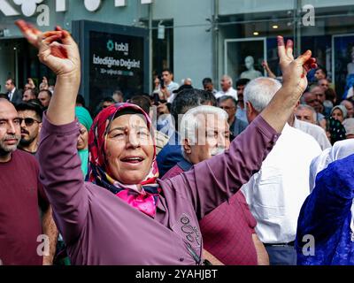 Eine Kurdin sah, wie sie während einer Pressekonferenz ein Siegeszeichen machte und Slogans sang. Kurdische politische Parteien und Organisationen durften in Diyarbakir keine „große Freiheitskundgebung“ zur Freilassung von Abdullah Ocalan, dem Führer der kurdischen bewaffneten Organisation Kurdischen Arbeiterpartei (PKK), der seit 25 Jahren inhaftiert ist, und zur demokratischen Lösung der Kurdenfrage organisieren. In Diyarbakir versammelte sich eine Menge kurdischer Politiker und Hunderter Menschen vor dem AZC-Platz im Stadtzentrum und wollte zur Kundgebung auf dem Istasyon-Platz marschieren Stockfoto