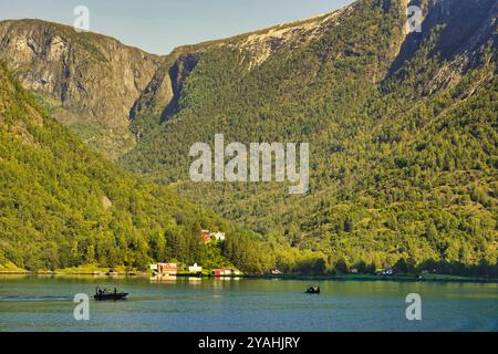 September 2024 Flam & Bergen, Norwegen das touristische Schnellboot Ò Safari ÒFjord zoomt über den Sognefjord Stockfoto