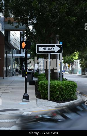 OME Wegschild in Miami Brickell an einem ruhigen Tag Stockfoto