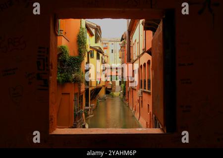 Malerischer Blick auf das berühmte Fenster am Canale delle Moline in der Via Piella in Bologna.10. Juni 2024 Bologna, Italien Stockfoto