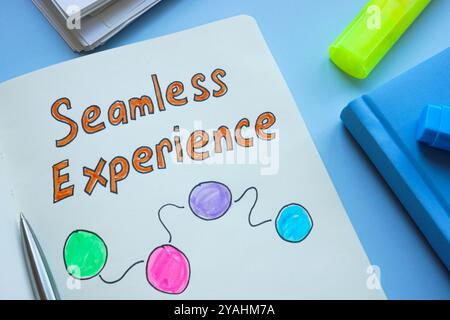 Ein Notebook mit einem nahtlosen Erlebnisdiagramm. Dies steht für effiziente Customer Journeys. Stockfoto