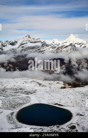 Schneebedeckter Panoramablick vom Bahnhof Gornergrat. Zermatt, Matterhorn, Schweiz Stockfoto
