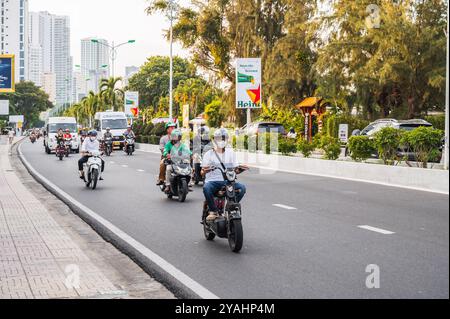 Der Verkehr asiatischer Motorradfahrer, die auf der Straße in Asien unterwegs sind, tagsüber. Nha Trang, Vietnam - 20. August 2024 Stockfoto