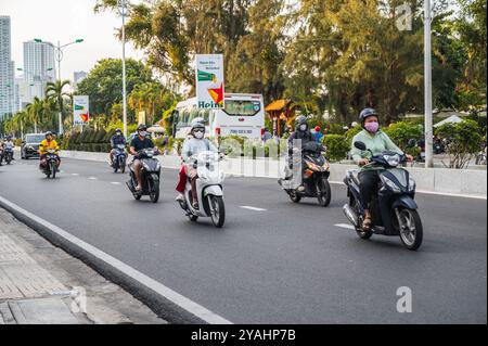 Der Verkehr asiatischer Motorradfahrer auf der Straße in Asien tagsüber. Nha Trang, Vietnam - 20. August 2024 Stockfoto