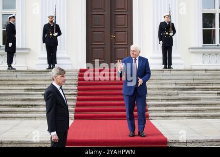 Berlin, Deutschland. Oktober 2024. Bundespräsident Frank-Walter Steinmeier (2. V. R.) steht vor dem Schloss Bellevue und wartet auf seinen lettischen Amtskollegen Rink·VI·s.. Quelle: Jörg Carstensen/dpa/Alamy Live News Stockfoto