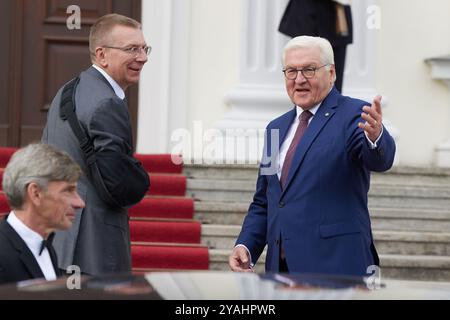 Berlin, Deutschland. Oktober 2024. Bundespräsident Frank-Walter Steinmeier (r) begrüßt seinen lettischen Amtskollegen Edgars Rink·VI·s (2. V. l.) vor dem Schloss Bellevue. Quelle: Jörg Carstensen/dpa/Alamy Live News Stockfoto