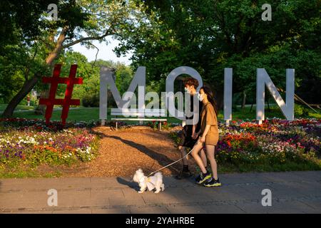 09.06.2021, Deutschland, Bremen, Bremen - Moin-Gruß als meterhohe Schrift in der Stadt, mit den Mauern dahinter. Moin ist eine norddeutsche Greetin Stockfoto