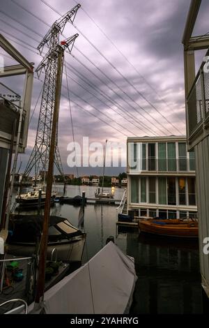 18.06.2023, Niederlande, Nordholland, Amsterdam - schwimmende Häuser in IJburg, einem neuen Stadtteil im Osten der Stadt, der als Teil der Stadt aus dem Meer zurückgewonnen wurde Stockfoto