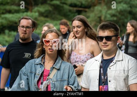 24.07.2024, Deutschland, Hamburg, Hamburg - Taylor Swift Fans auf dem Weg zum Konzert ihres Stars im Volksparkstadion. 00A240724D017CAROEX.JPG [MODELL Stockfoto
