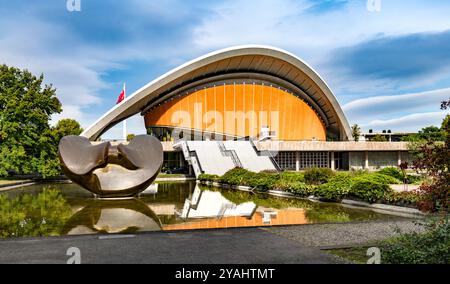 Haus der Kulturen der Welt, Berlin - mit Bronzeskulptur großer geteilter Oval-Schmetterling von Henry Moore 1985/86 - Berlin, 7. Oktober 2024 - 2660 Stockfoto