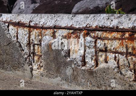 Abplatzungsschäden in Stahlbeton bei feuchter salzhaltiger Meeresluft. Problem in der Karibik und Florida: Rost kann Betonschäden zurückhalten. Stockfoto